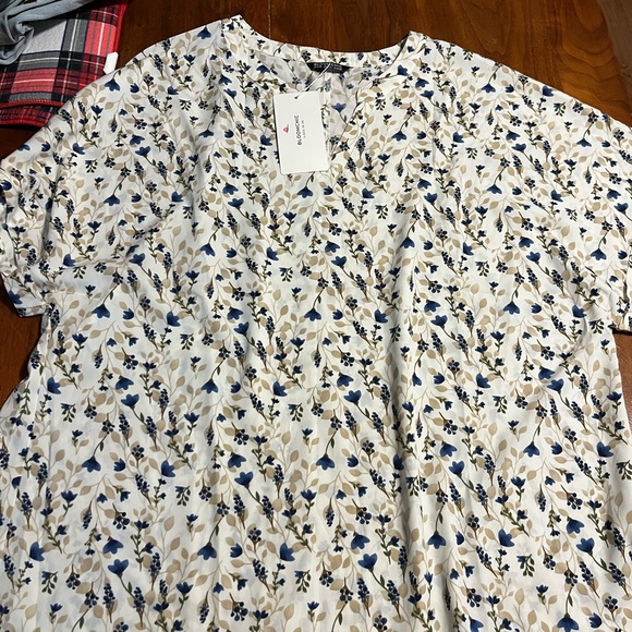 3 New BloomChic Tops - Picture 2 of 8
